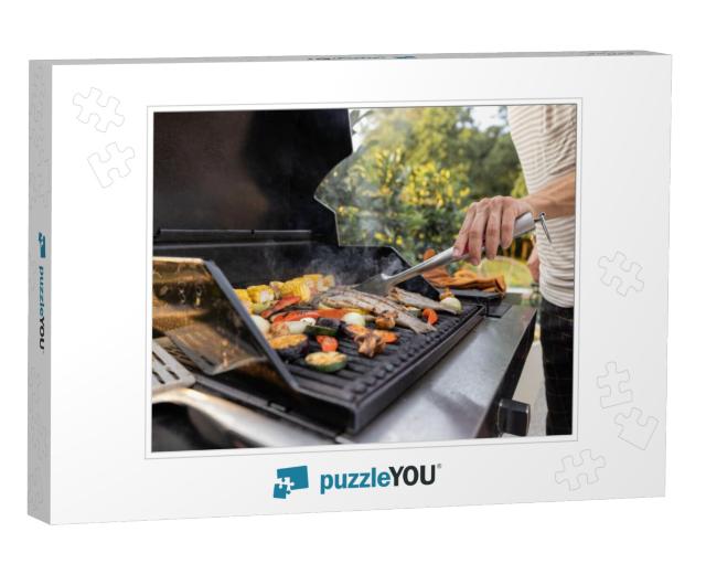 People grilling fish and corn on a modern grill ou Jigsaw Puzzle