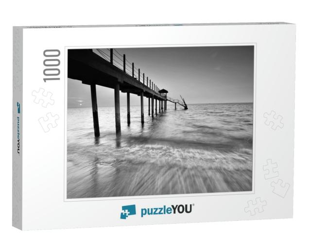 Beach & Jetty in Black & White... Jigsaw Puzzle with 1000 pieces