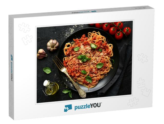 Traditional Italian Spaghetti Bolognese on a Black Plate... Jigsaw Puzzle