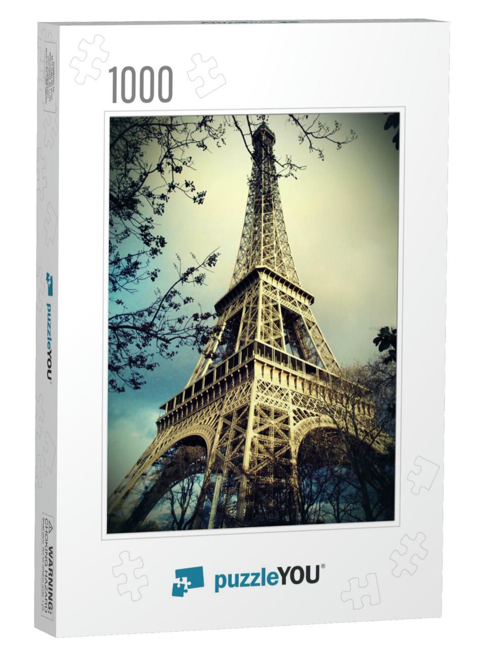 Eiffel Tower in Paris... Jigsaw Puzzle with 1000 pieces