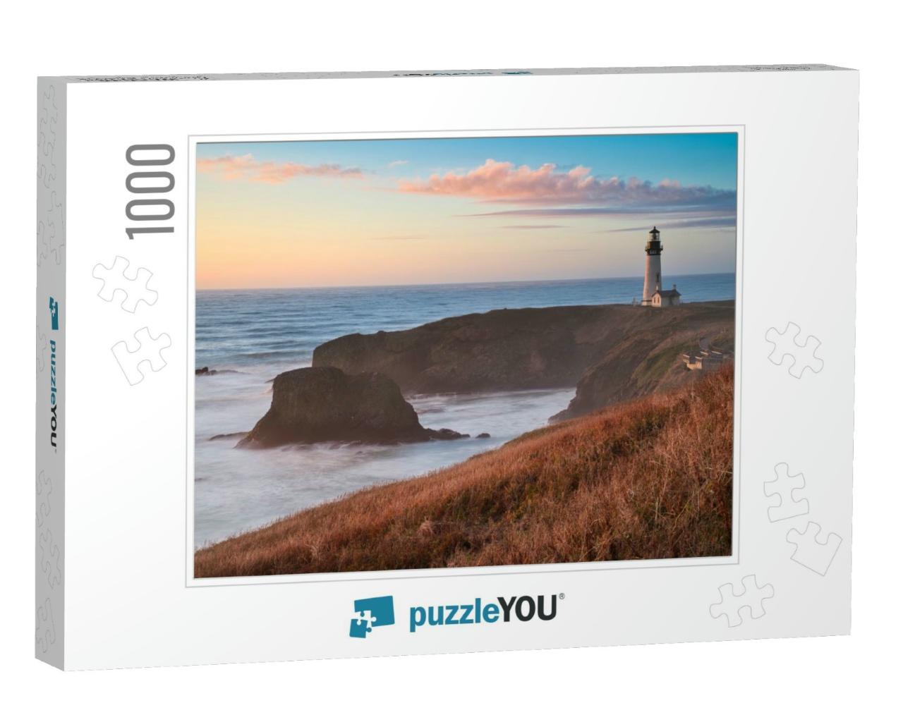 Photo of the Yaquina Head Lighthouse in Oregon At the Sun... Jigsaw Puzzle with 1000 pieces