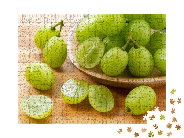 A Lot of Shine-Muscat Grapes & Cut Shine-Muscat Grapes on... Jigsaw Puzzle with 1000 pieces