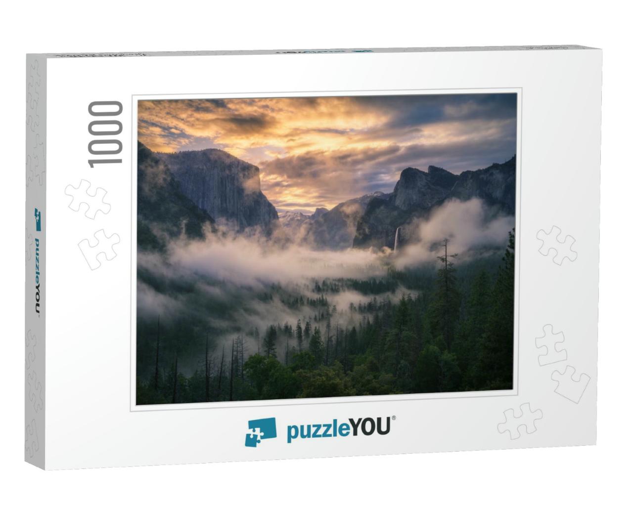 Sunrise At the Tunnel View in Yosemite National Park, Cal... Jigsaw Puzzle with 1000 pieces