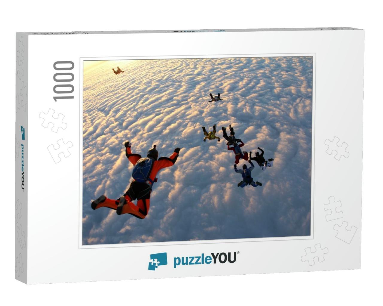 Skydivers Are Going to Dock to the Formation in the Sky... Jigsaw Puzzle with 1000 pieces