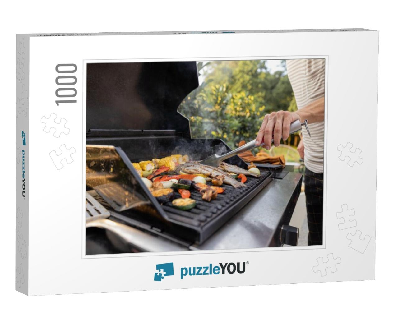 People grilling fish and corn on a modern grill ou Jigsaw Puzzle with 1000 pieces
