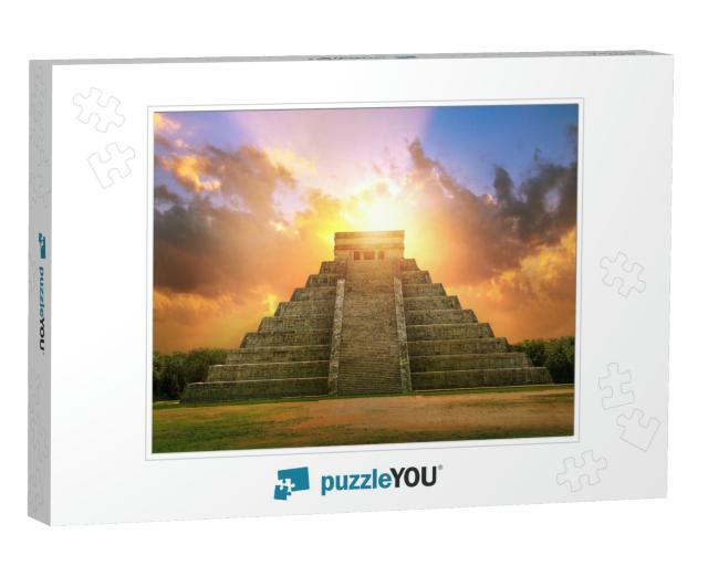 Mexico, Chichen Itza, Yucatan. Mayan Pyramid of Kukulcan... Jigsaw Puzzle